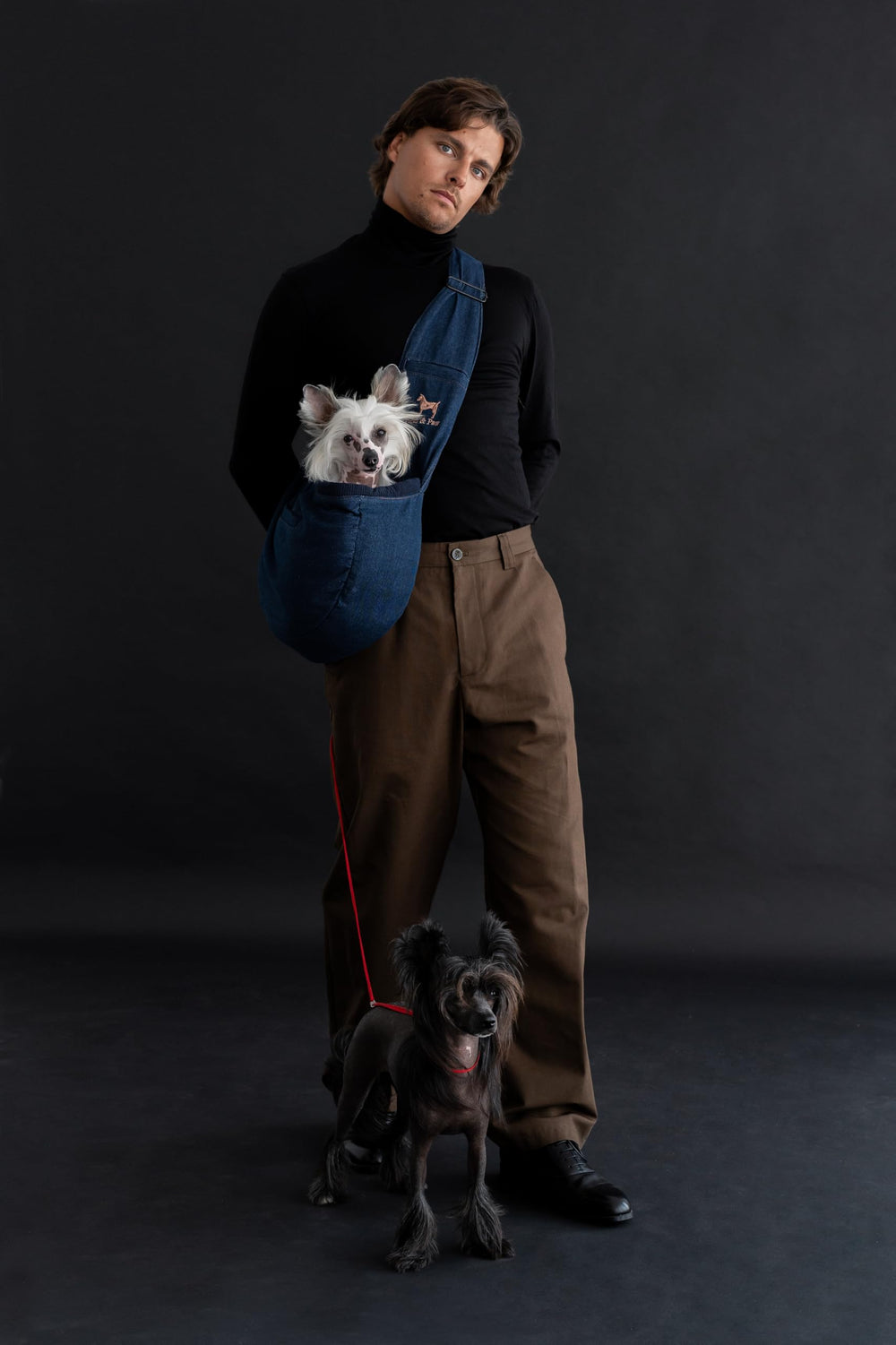 Bolsillos magnéticos para accesorios en Noah & Paw sling, accesos rápidos.