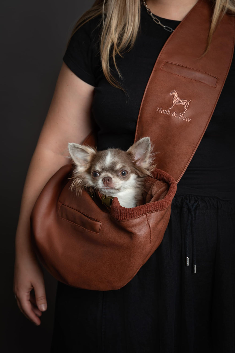 Noah & Paw: detalle de cuero vegano y forro suave para mayor comodidad.