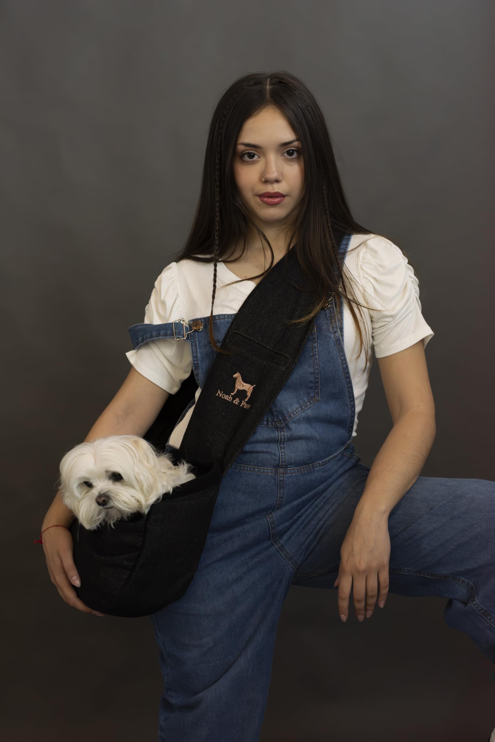 Uso en viajes y caminatas con Noah & Paw sling denim.