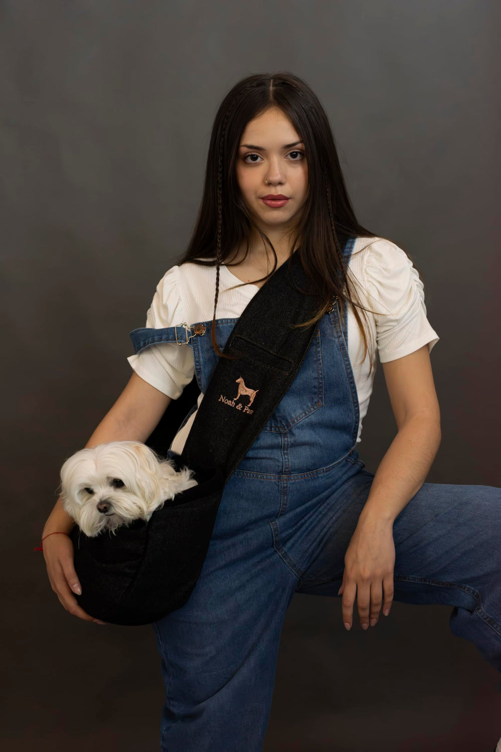 Uso en viajes y caminatas con Noah & Paw sling denim.