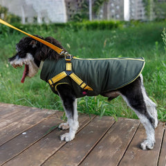 Norbi chaqueta caliente con arnés integrado, ajuste seguro para caminatas al aire libre.