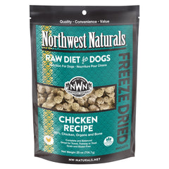 Northwest Naturals bocado pollo deshidratados en plato, snack natural para perros.