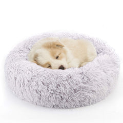 La cama NOYAL Donut para perro pequeño ofrece confort y seguridad para dormir.