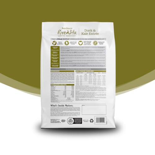 NutriSource Pure Vita perro disfrutando de su comida.