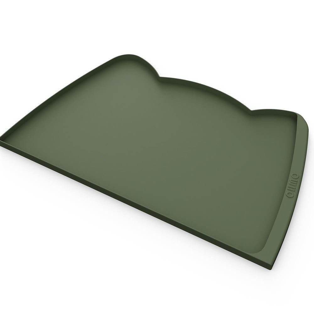 Alfombra OHMO para comida de perro en camuflaje verde, ideal para recoger derrames.