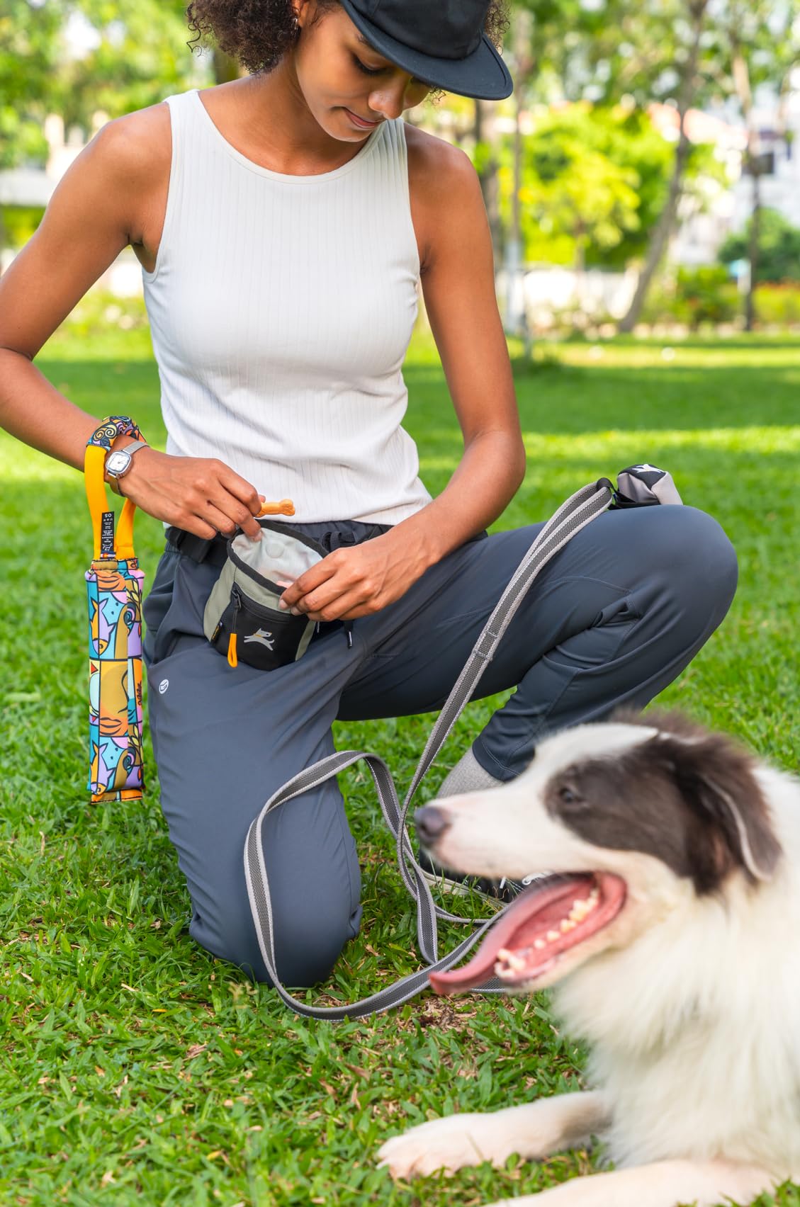 OllyDog Goodie Treat Bag, duradera, tela reciclada para uso diario.