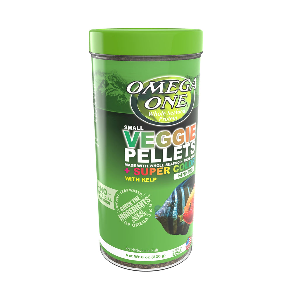 Omega One Super Color Kelps Pellets en taza, muestra textura agradable y dosificación precisa.