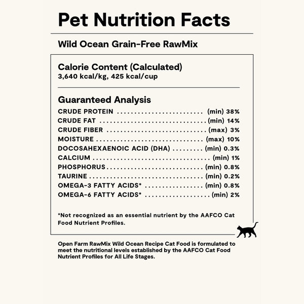 Open Farm RawMix: gato comiendo alimento para experiencia de alimentación natural.