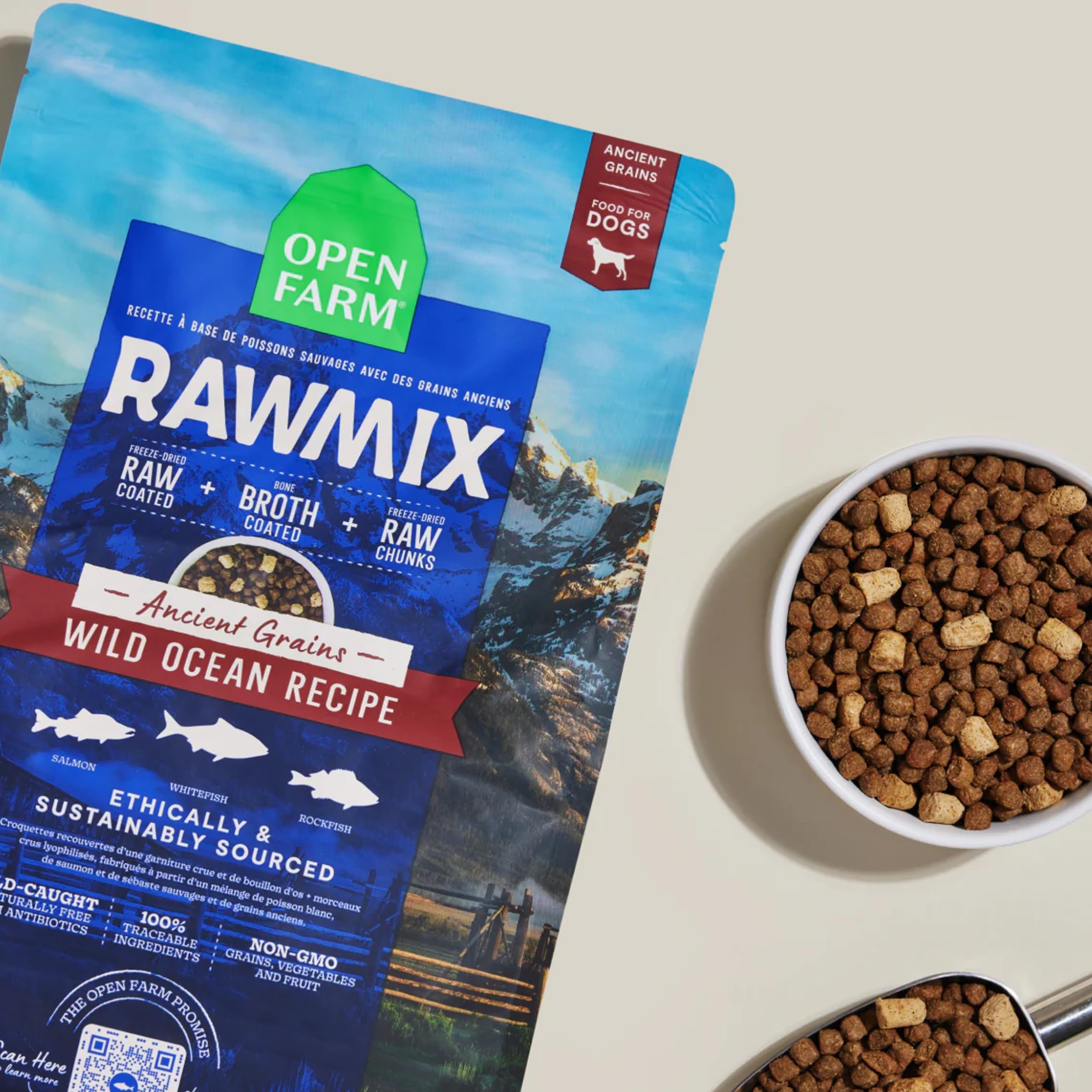 Open Farm RawMix para perros: trozos liofilizados complementando croquetas con proteína.