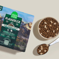 Open Farm RawMix con pollo y pavo, fuente proteica responsable para gatos.