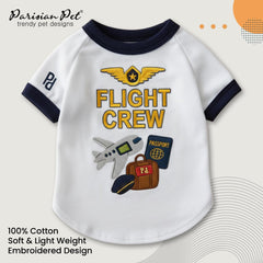 Parisian Pet Flight Crew Shirt en perro paseando ofrece comodidad y estilo.