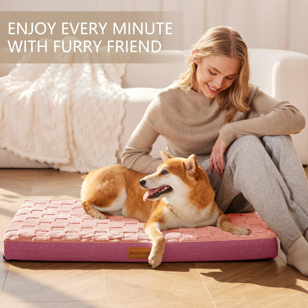 Patas Lague cama con superficie suave en felpa para descanso cómodo.