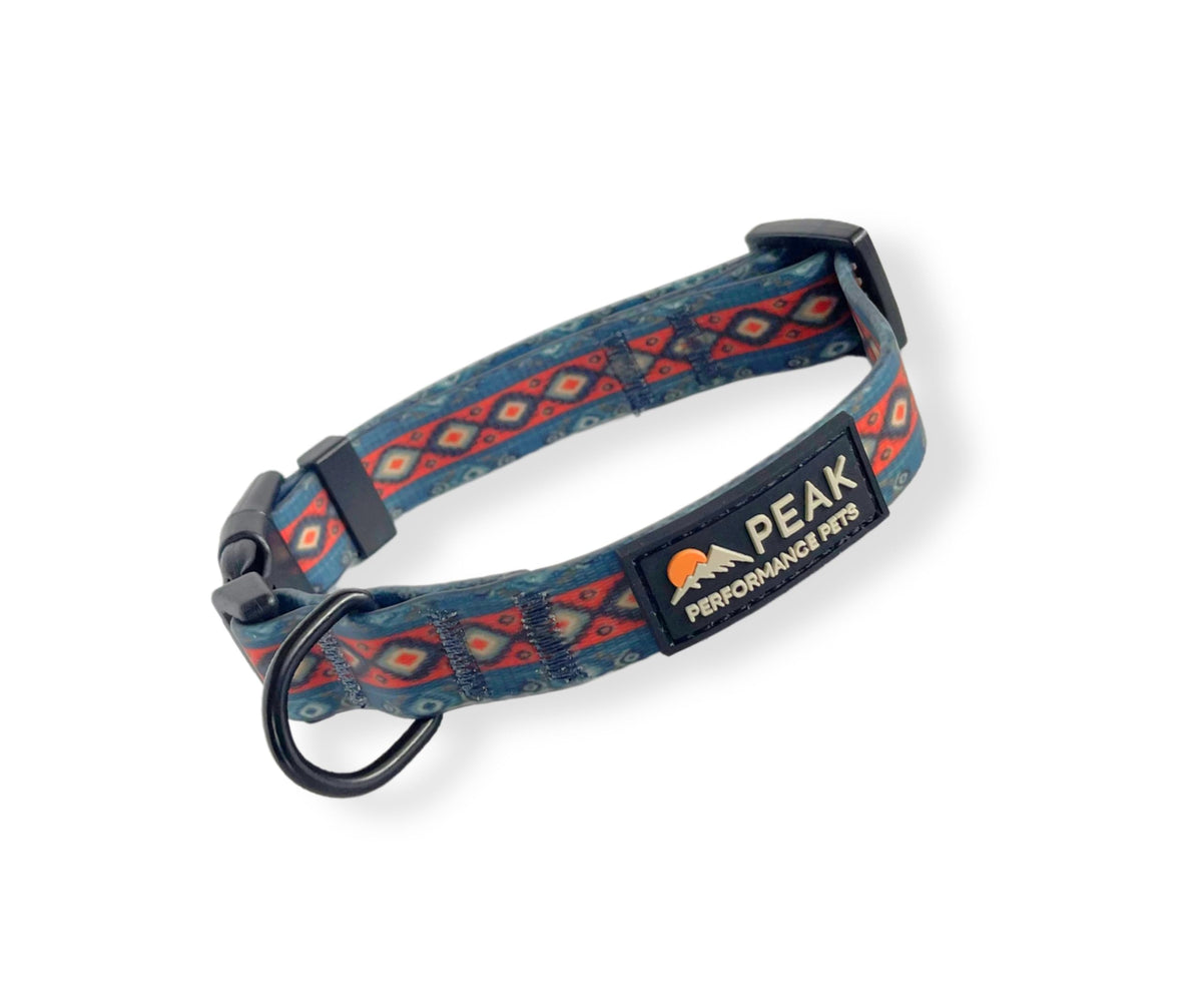 Peak Performance Pets Overlook Collar azul marino tribal, diseño llamativo y duradero para perros activos.