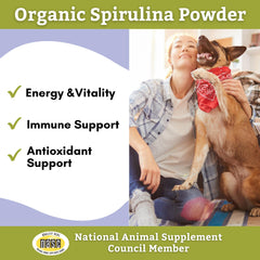 Perro comiendo topping de espirulina para dieta equilibrada.