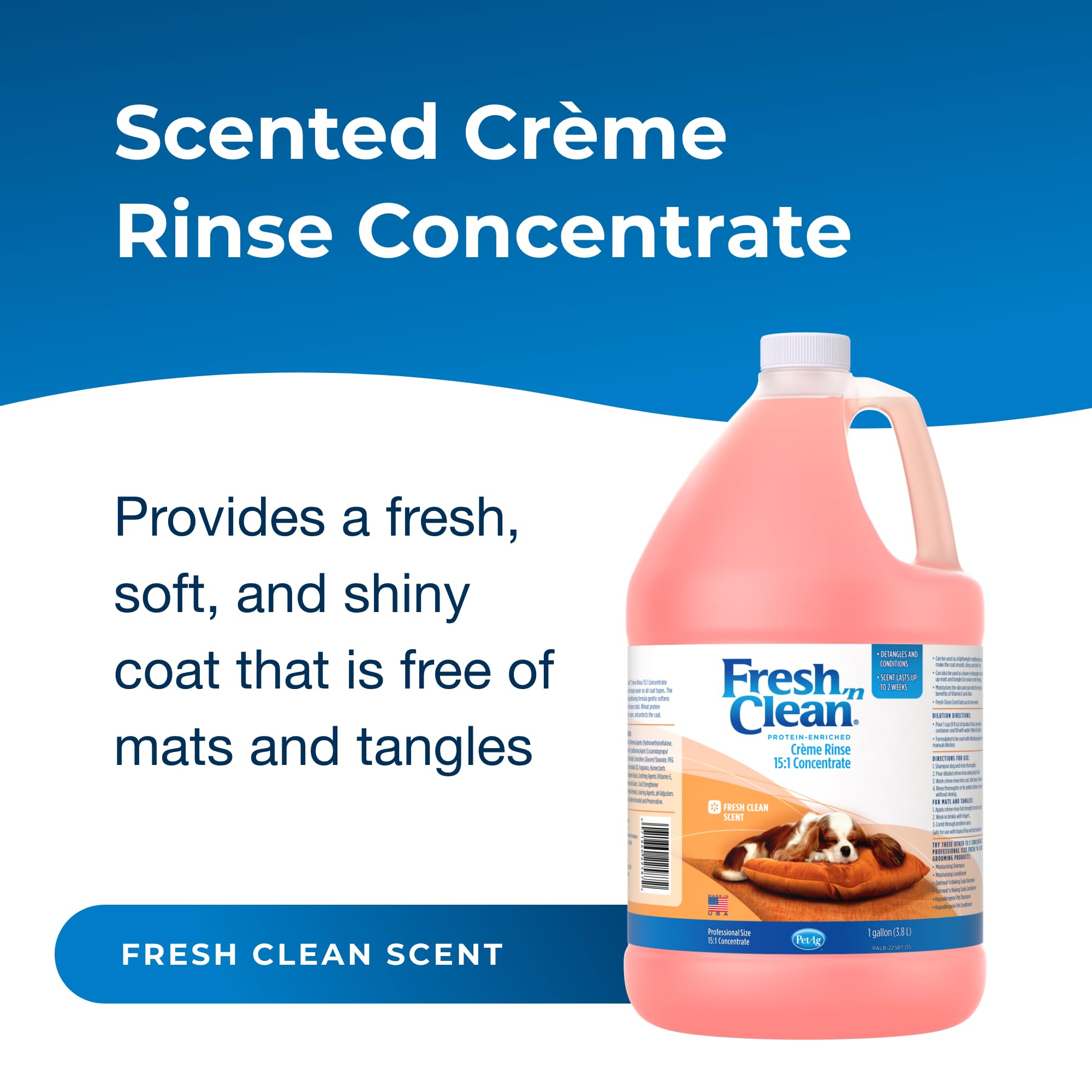 Aplicación de PetAg Fresh ’n Clean Creme Rinse en la espalda para peinar.