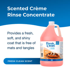 Aplicación de PetAg Fresh ’n Clean Creme Rinse en la espalda para peinar.