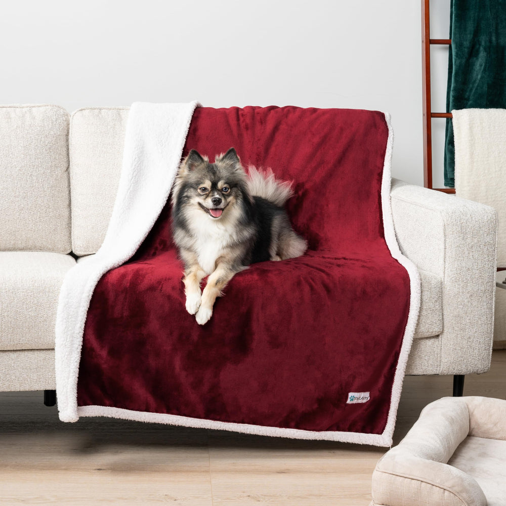 Cobija reversible PetAmi con sherpa mantiene calor y comodidad.