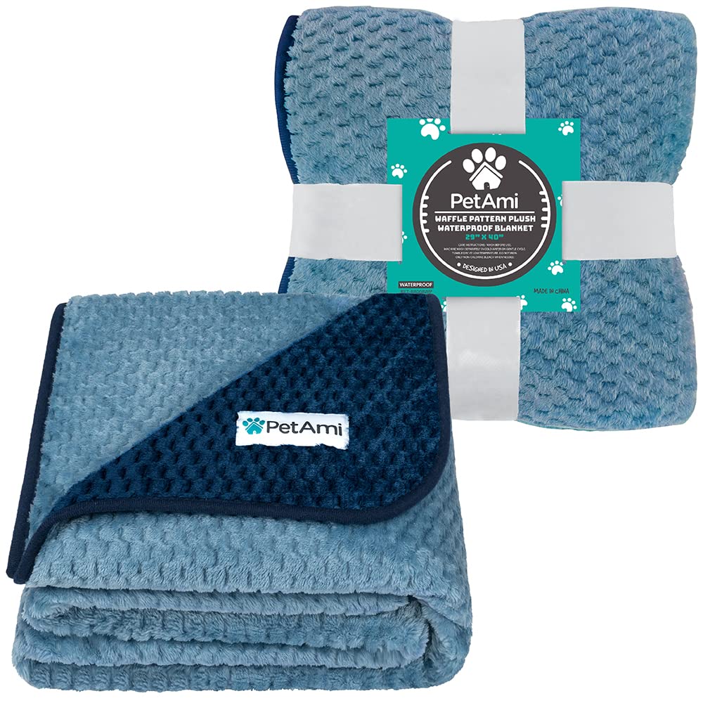 Protección de sofá con manta PetAmi para evitar manchas y pelos.