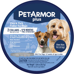 PetArmor Plus collar para perros en primer plano, protección contra pulgas y garrapatas.