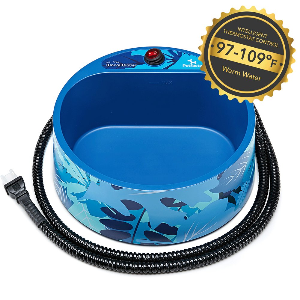 Petfactors bebedero caliente para perros listo para exteriores con cable resistente.