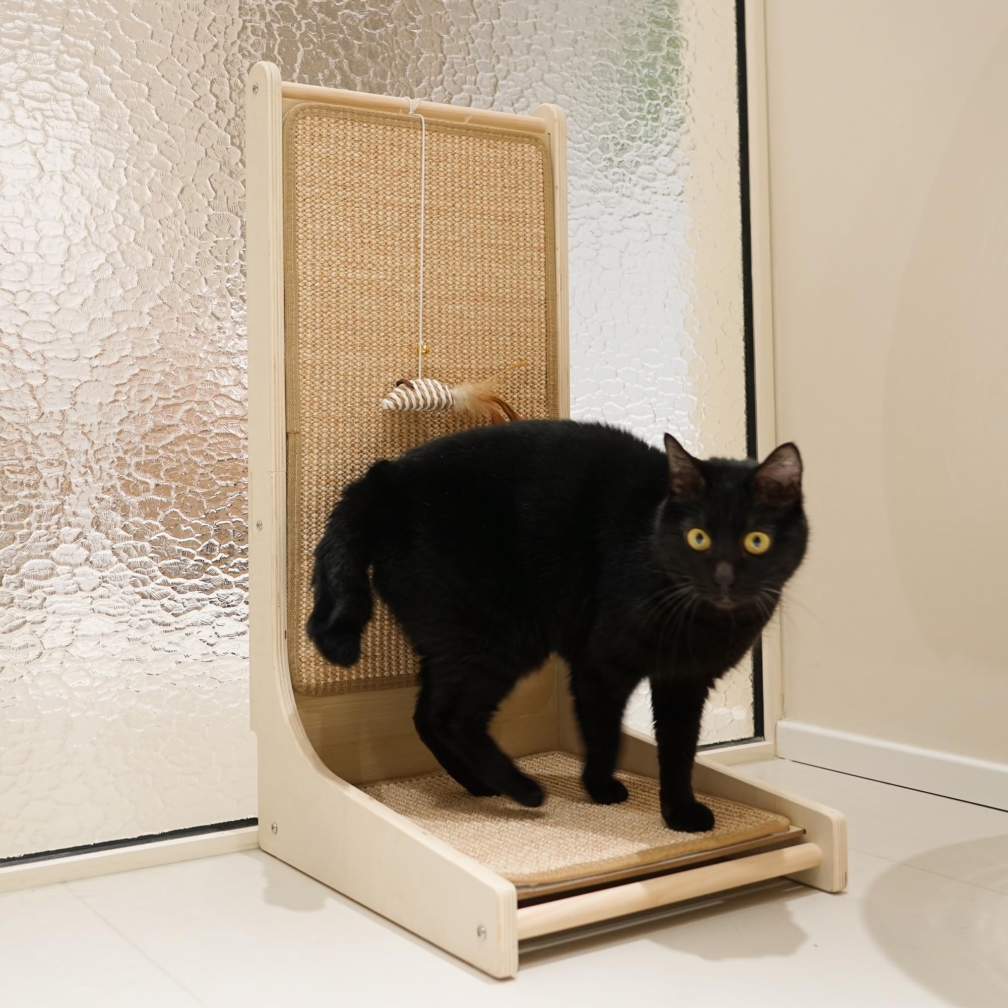 Rincón con ratón felino incluido para estimular caza y exploración.