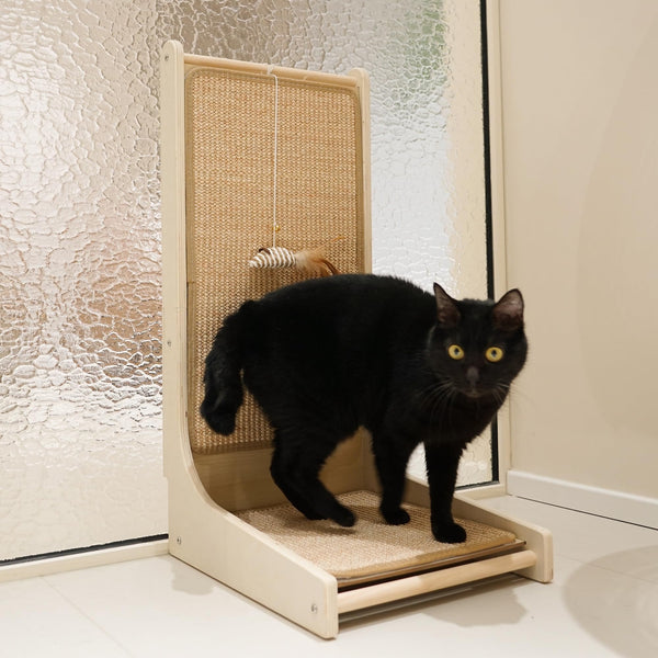 Rincón con ratón felino incluido para estimular caza y exploración.