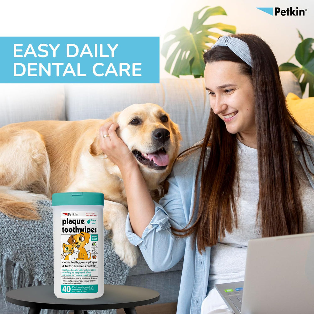 Muestra uso de Petkin con dedo para limpieza rápida de dientes.