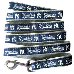 Correa para perro de Pets First con logo MLB, ideal para paseos con estilo.
