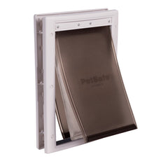 PetSafe Extreme Weather, vista frontal, puerta instalada para acceso independiente de la mascota.