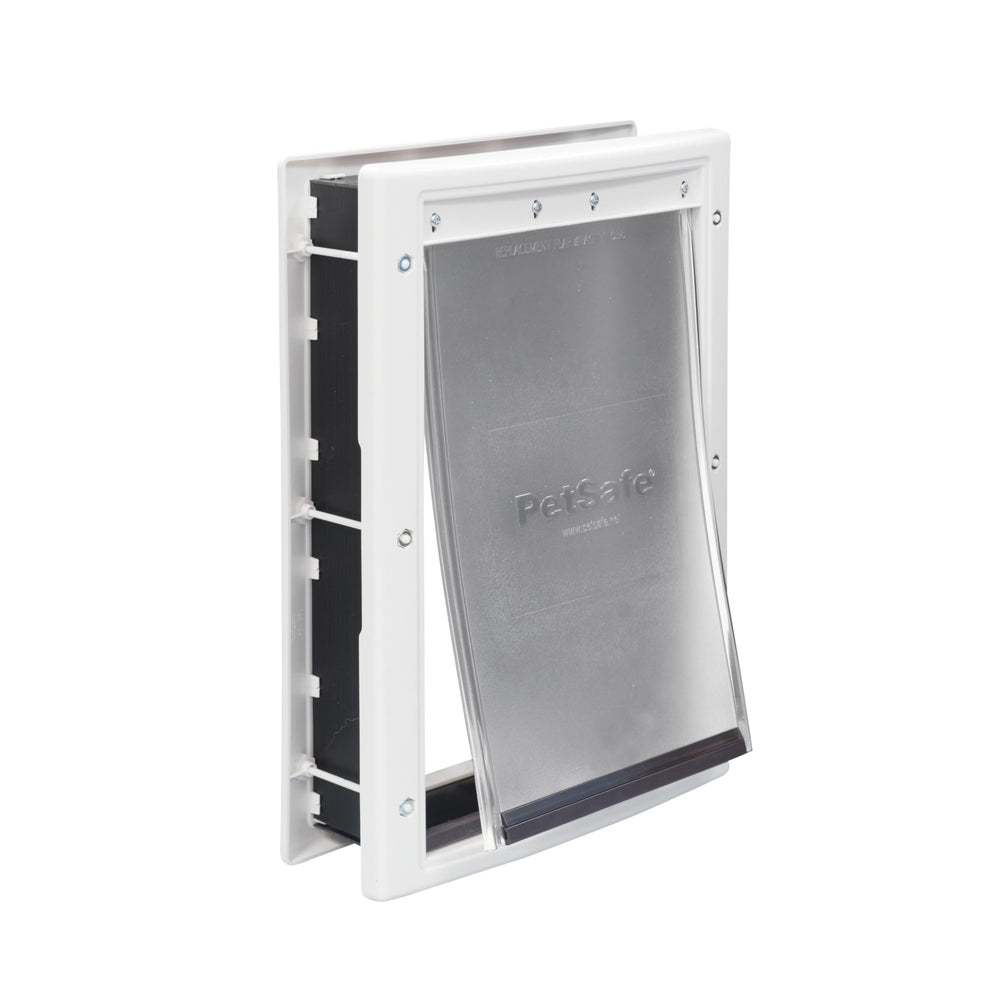 PetSafe Puerta Plástica para Mascotas instalada en puerta de madera, instalación rápida