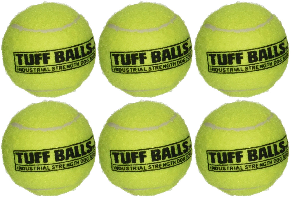 Pelota PetSport Tuff Ball gigante en acción para perros activos.