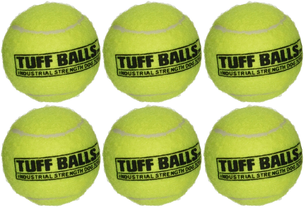 Pelota PetSport Tuff Ball gigante en acción para perros activos.