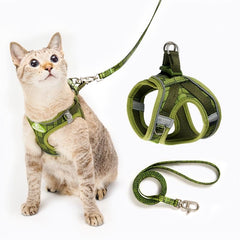PetThem arnés de gato con diseño seguro para evitar escapes durante caminatas.