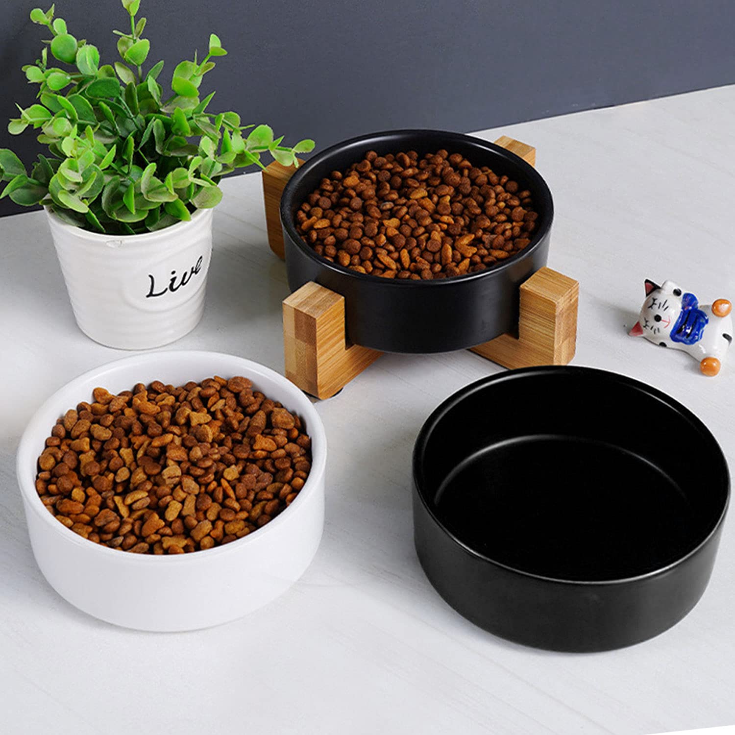 Doble cuenco para comida y agua, al alcance del animal.