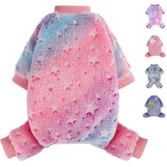 Pijama PinkBow de felpa para perro pequeño, vista frontal con estrellas para calor suave.