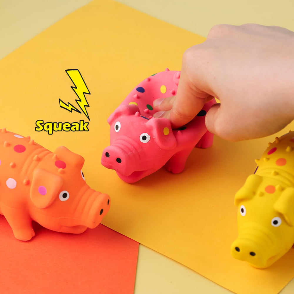 POPLAY paquete de tres juguetes cerdo látex para perros, colores brillantes y entretenimiento seguro.