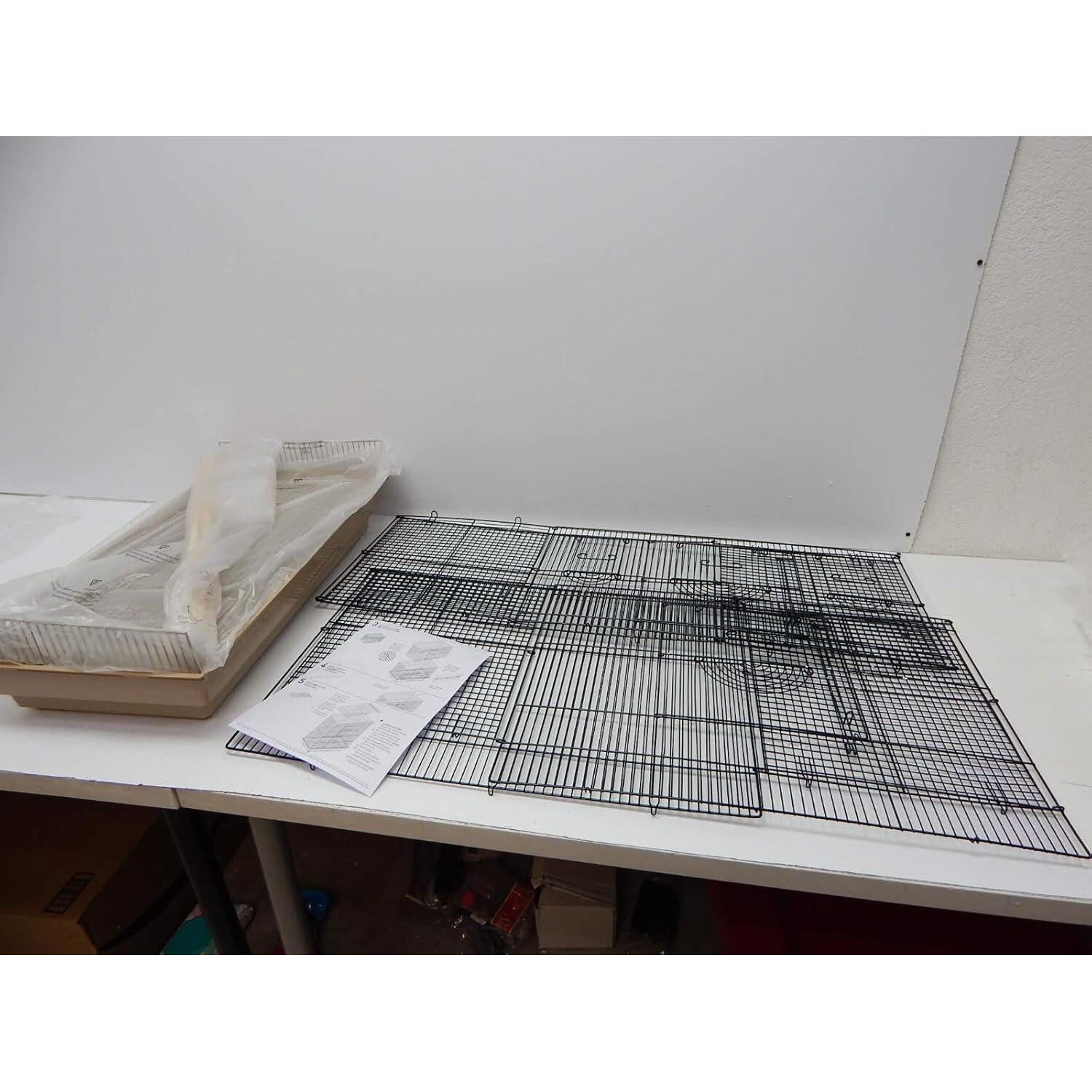 Prevue Pet Flight Cage, interior amplio para que las aves vuelen y jueguen.