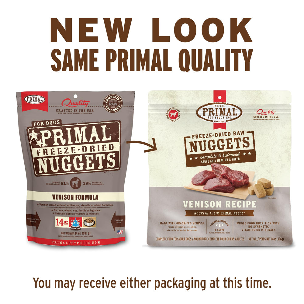 Primal: detalle de textura de nuggets de ciervo crudo para perros.