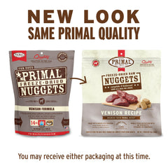 Primal: detalle de textura de nuggets de ciervo crudo para perros.