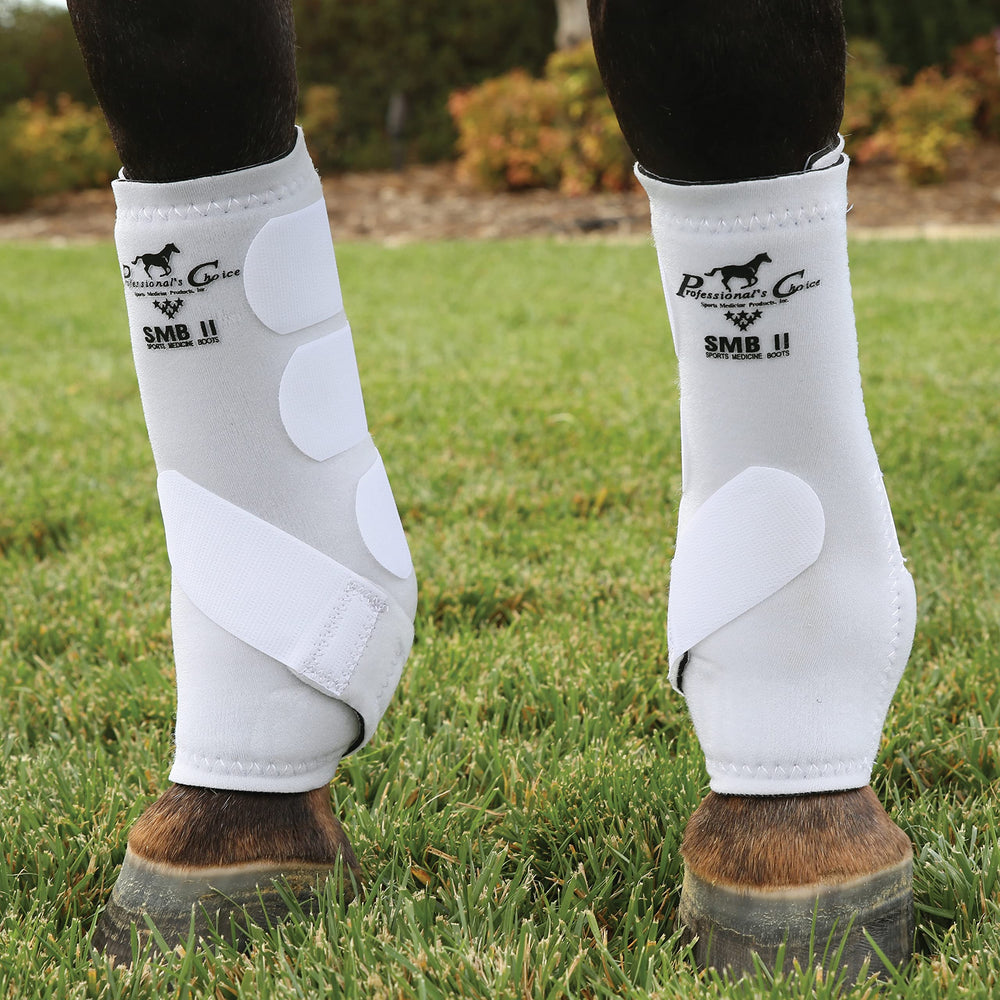 Detalle de la bota SMBII en blanco para caballo, ideal para entrenamiento.