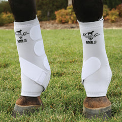 Detalle de la bota SMBII en blanco para caballo, ideal para entrenamiento.