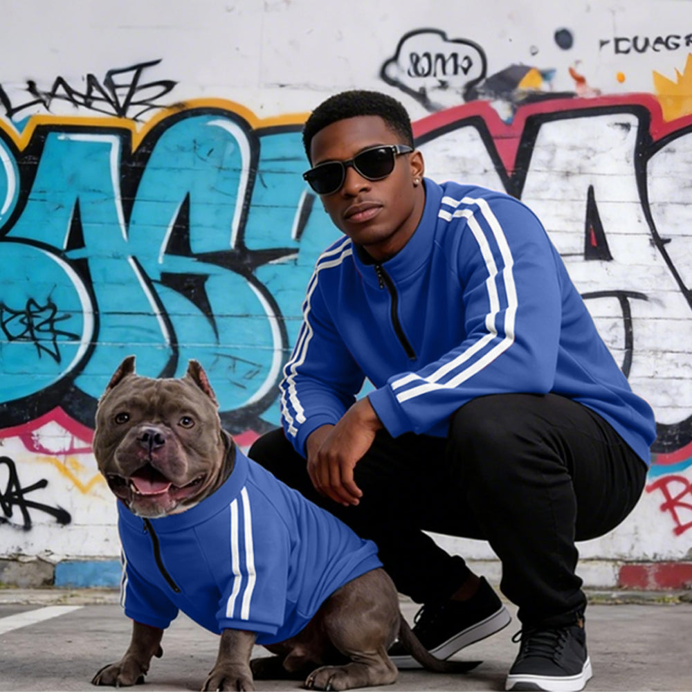 PUMYPOREITY sudadera capucha azul para perro, modelo caminando al aire libre.
