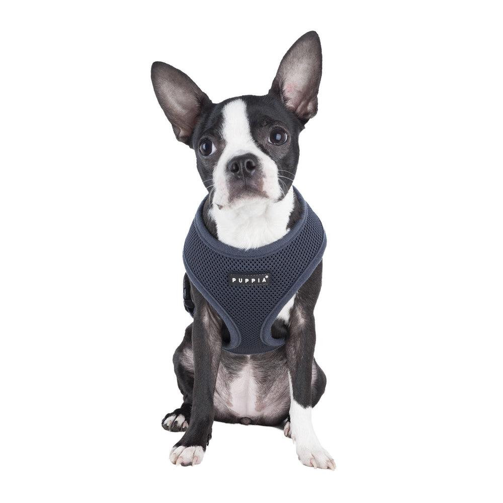 Detalle del cinturón de pecho ajustable del arnés Puppia gris X-Small.