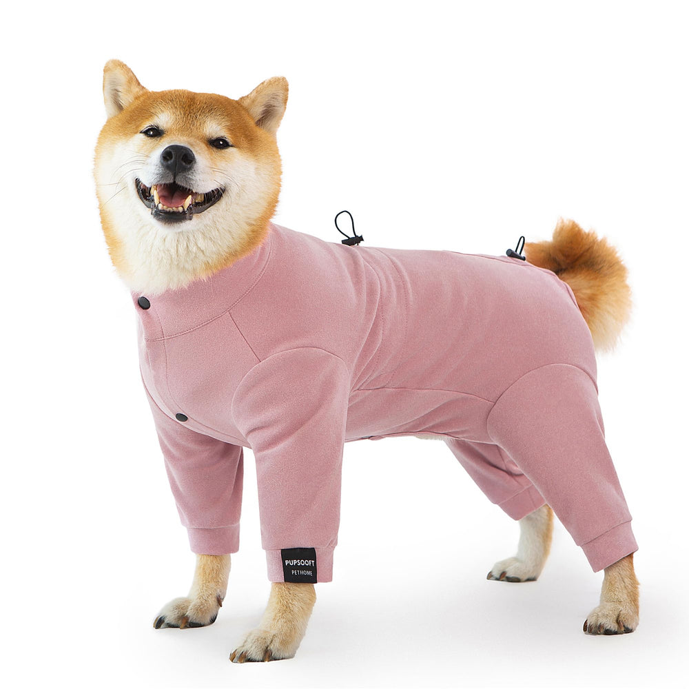 Pupsooft mono de invierno para perro rosa, vista frontal con abrigo suave.