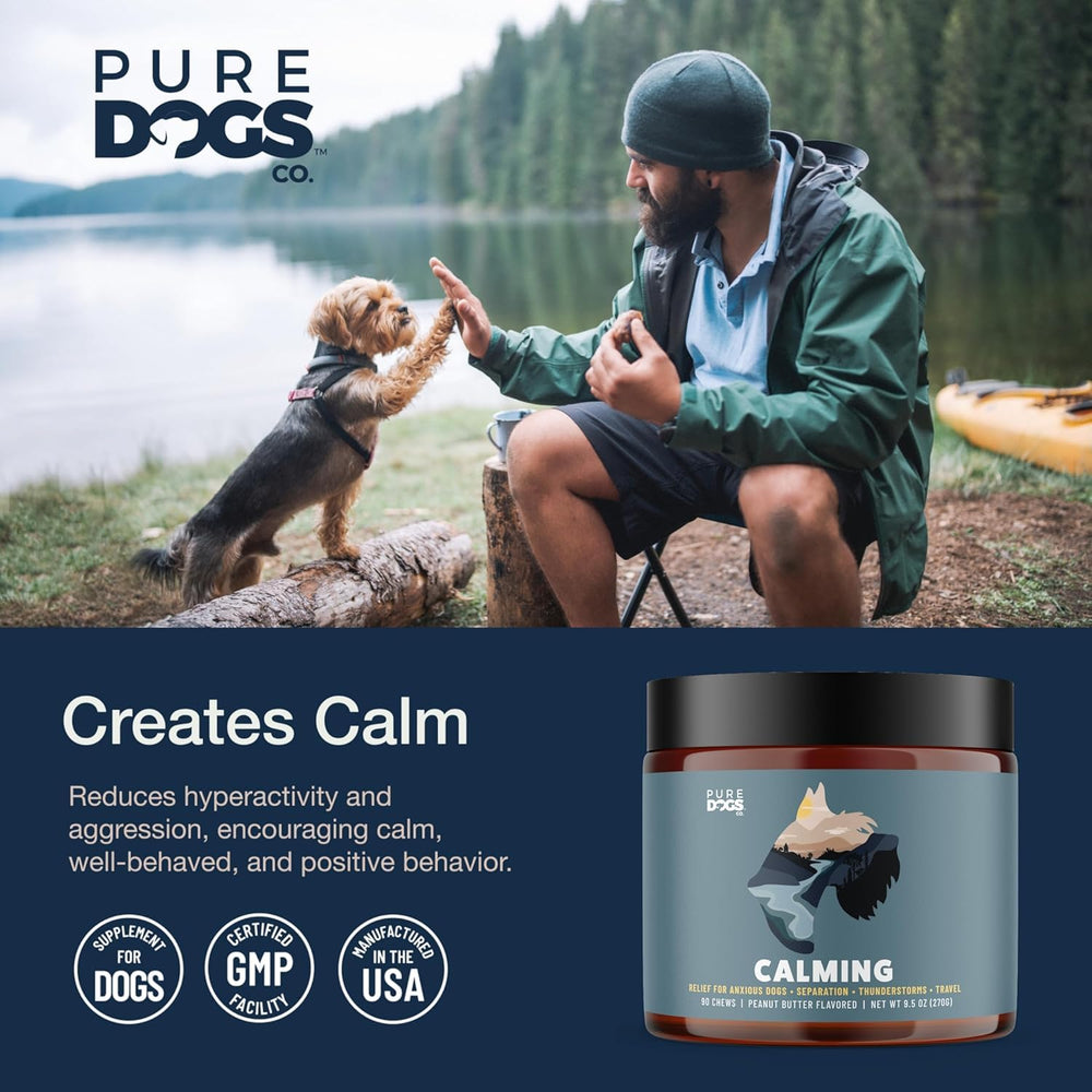 Pure Dogs Co. gomitas calmantes, perro disfruta snack relajante durante entrenamiento.