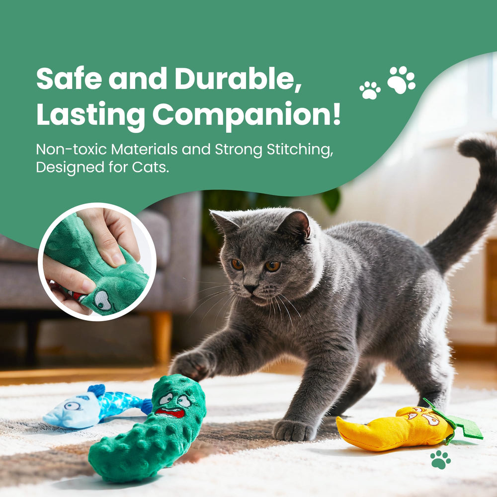Gato jugando con PURETOY Catnip Toys Set, juguete suave y duradero.