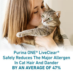 Purina ONE LiveClear, gato comiendo en tazon, sabor a pollo real.