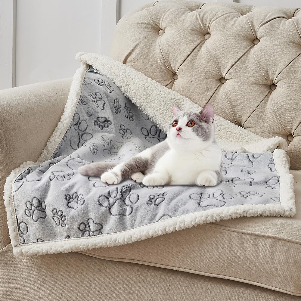 Manta Qeils con patitas grises, diseño reversible para uso en cama, sofá o coche