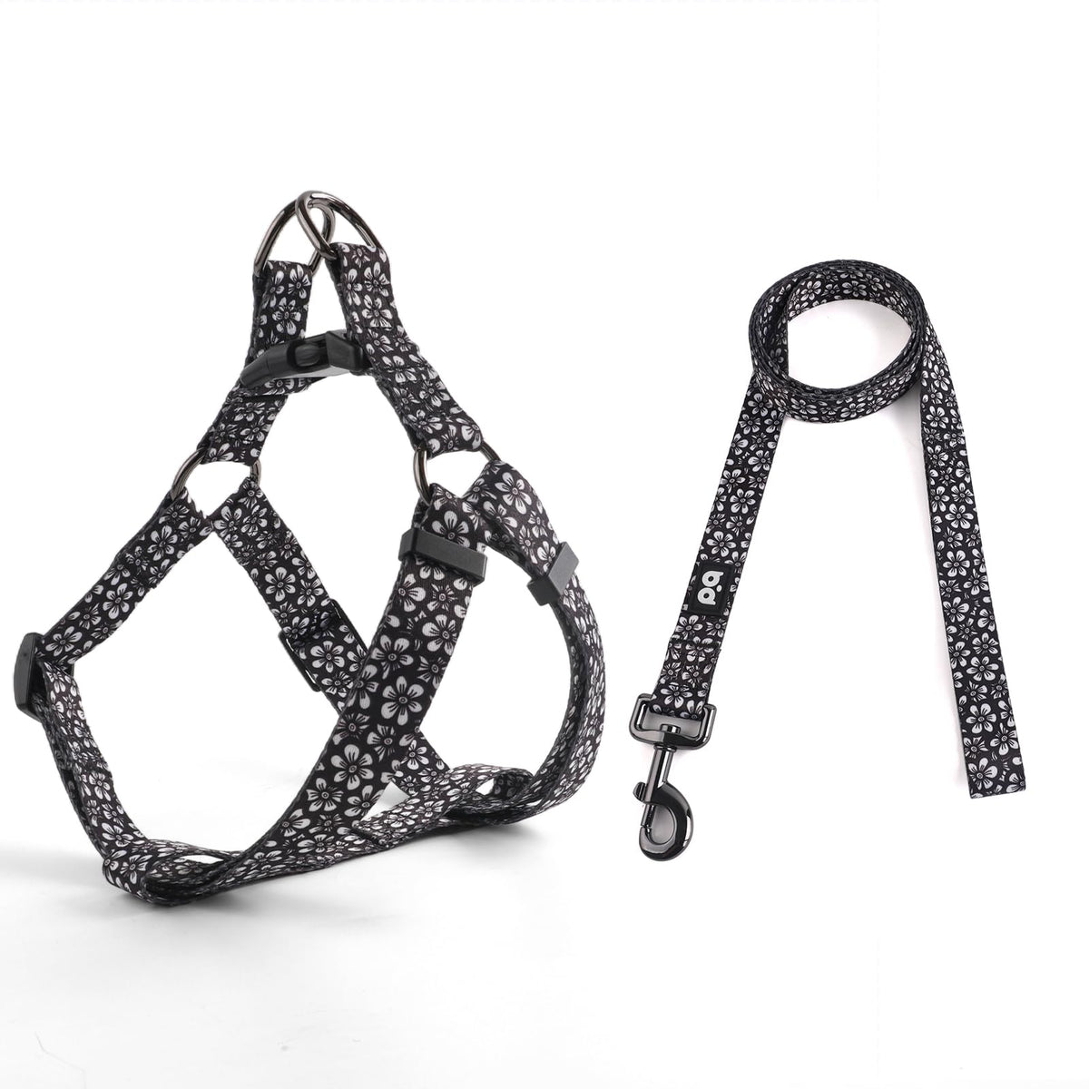 QQPETS conjunto frontal de arnés y correa ajustables para caminatas seguras.