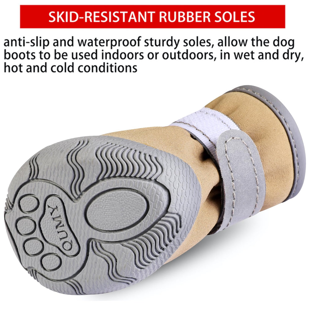 Diseño adorable de las botas QUMY para perros pequeños, ideal para paseos.